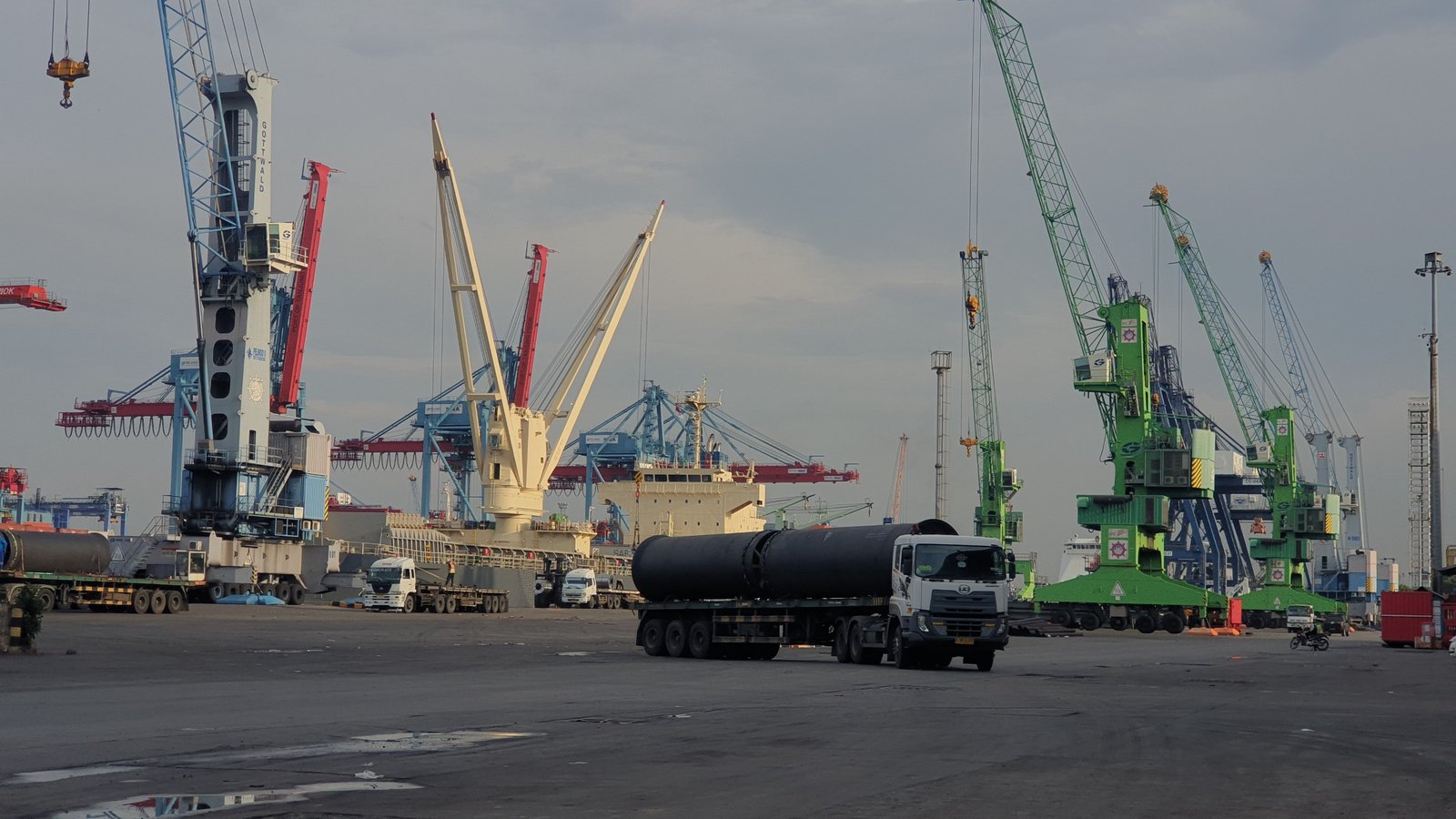 Detail bagian depan dan lampu truk Fuso Canter