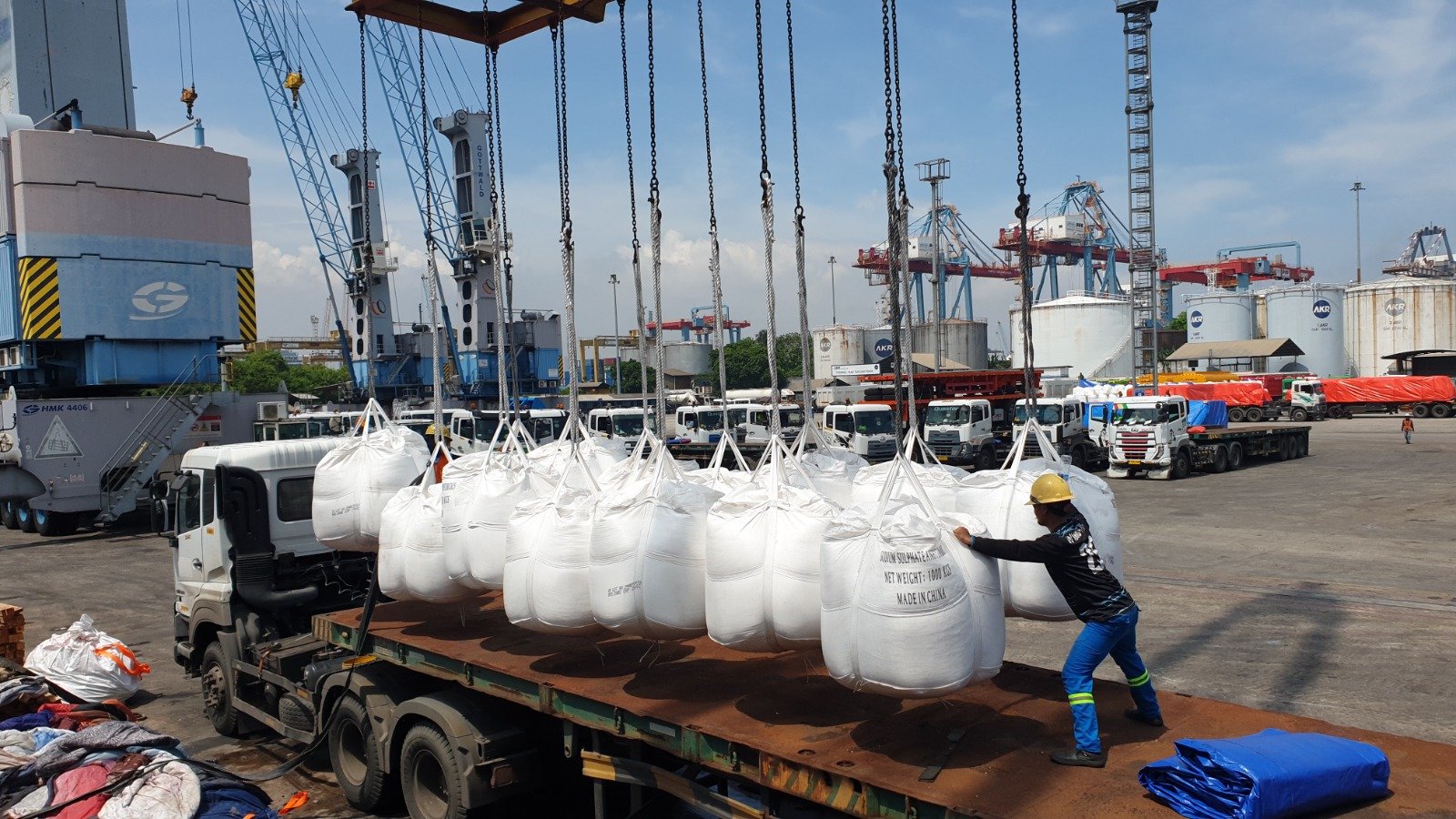 Truk Fuso Canter diparkir dan siap untuk pengiriman