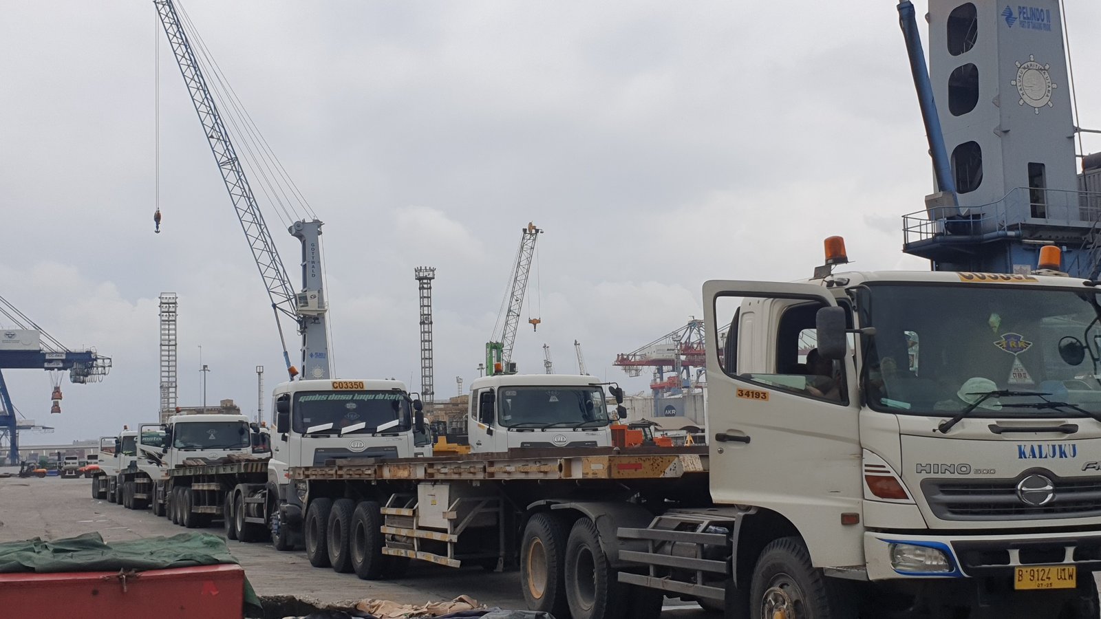 Detail bagian depan dan lampu truk Fuso Canter