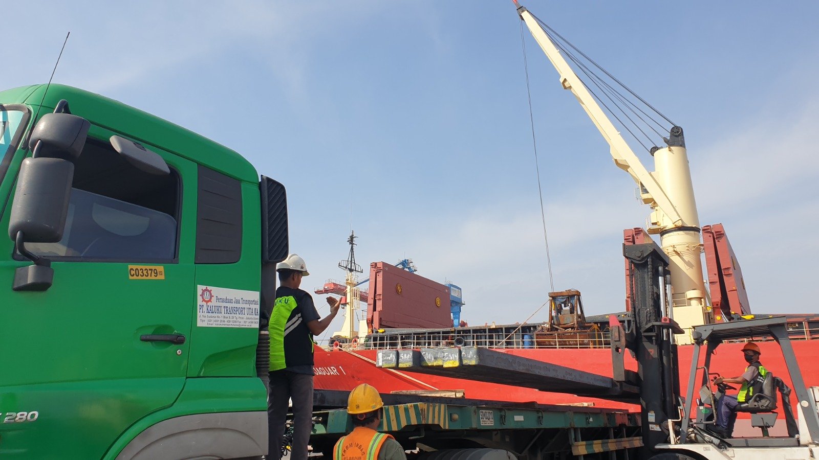 Proses muat barang ke dalam truk Fuso Canter di gudang