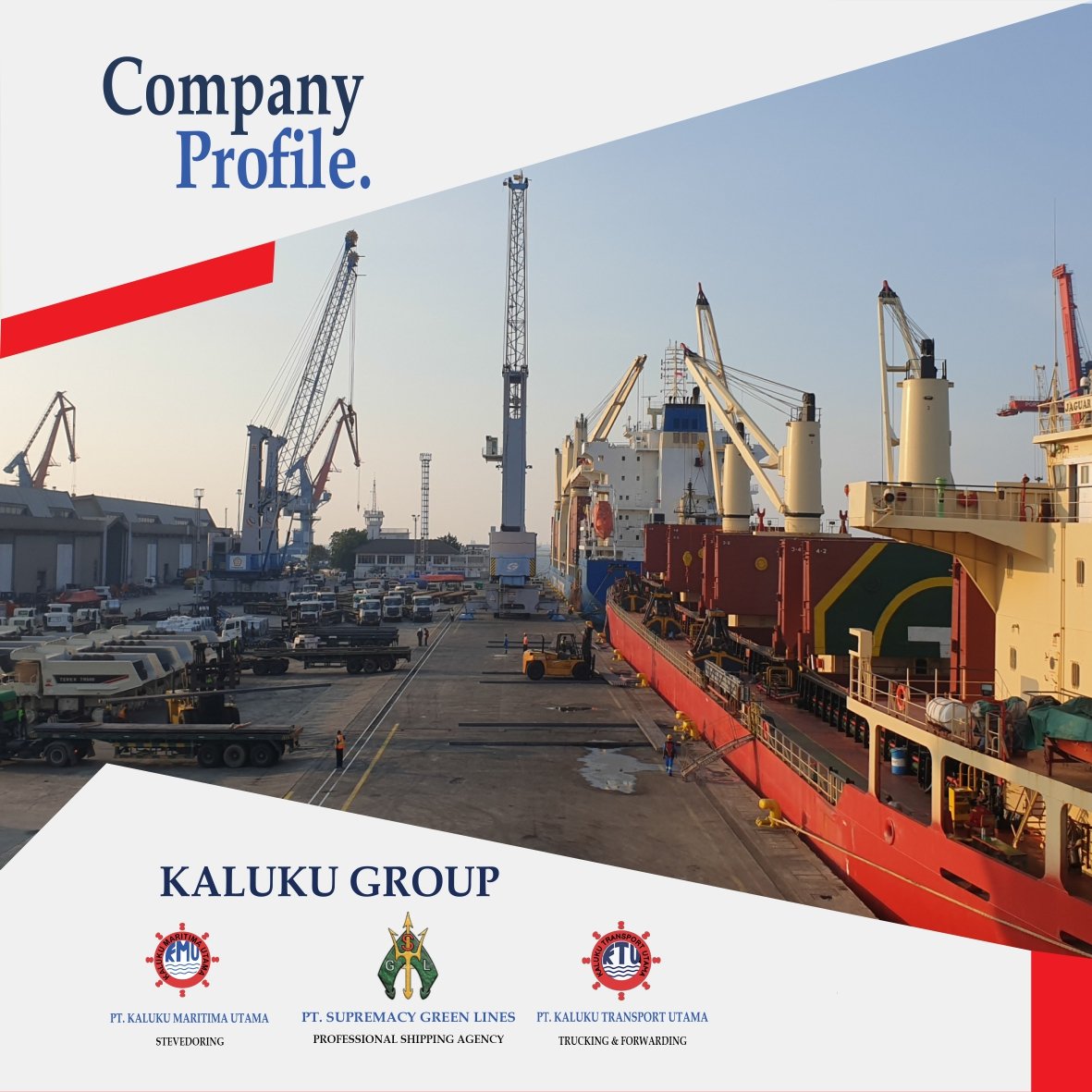 Truk Fuso Canter di jalan tol dengan latar belakang perkotaan