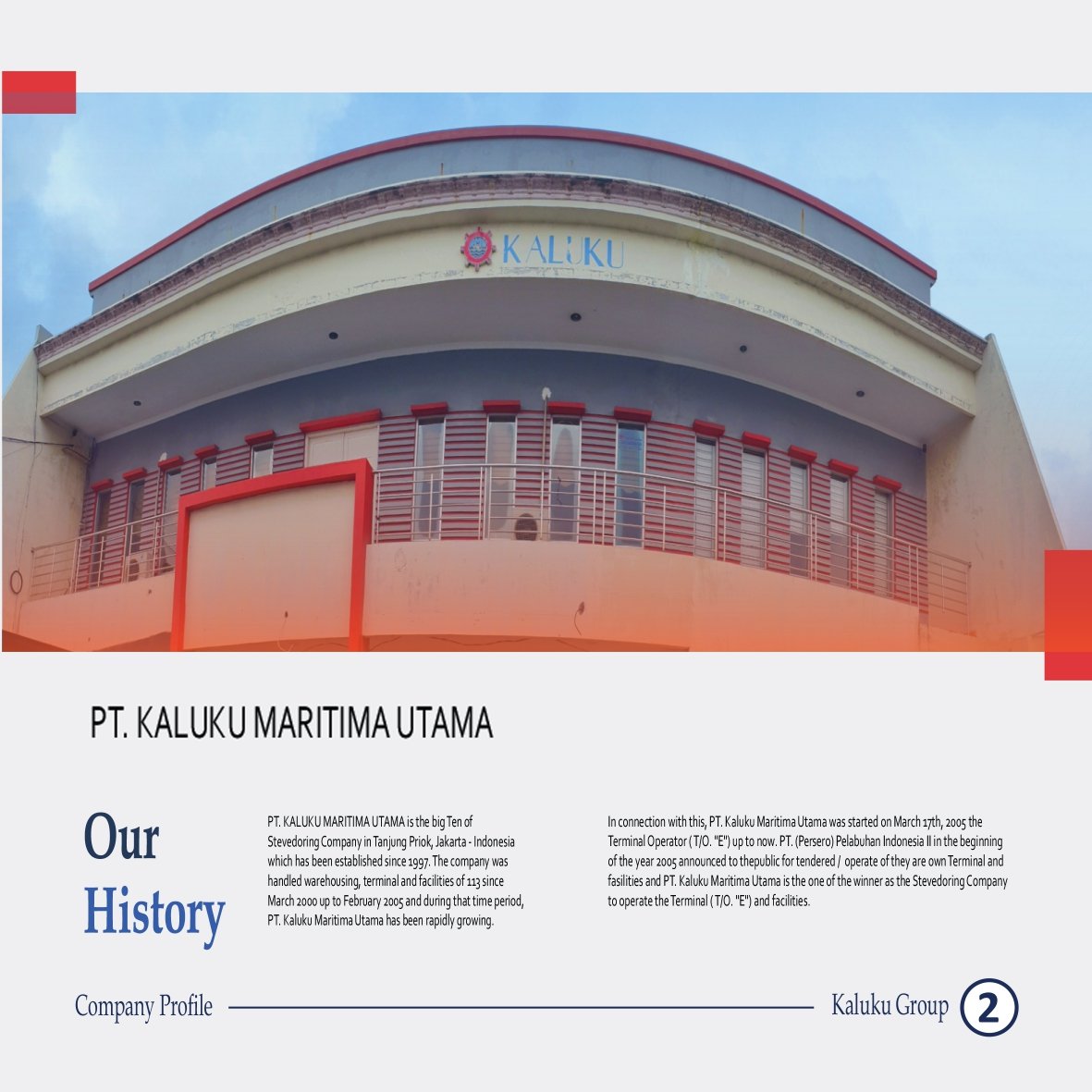 Truk Fuso Canter menavigasi jalanan sibuk di Jakarta